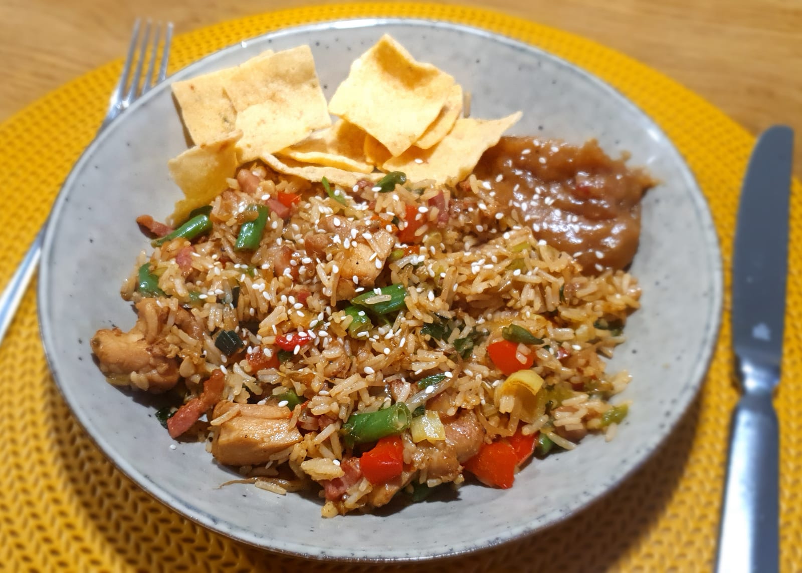 Nasi met kippendijen en vol groenten