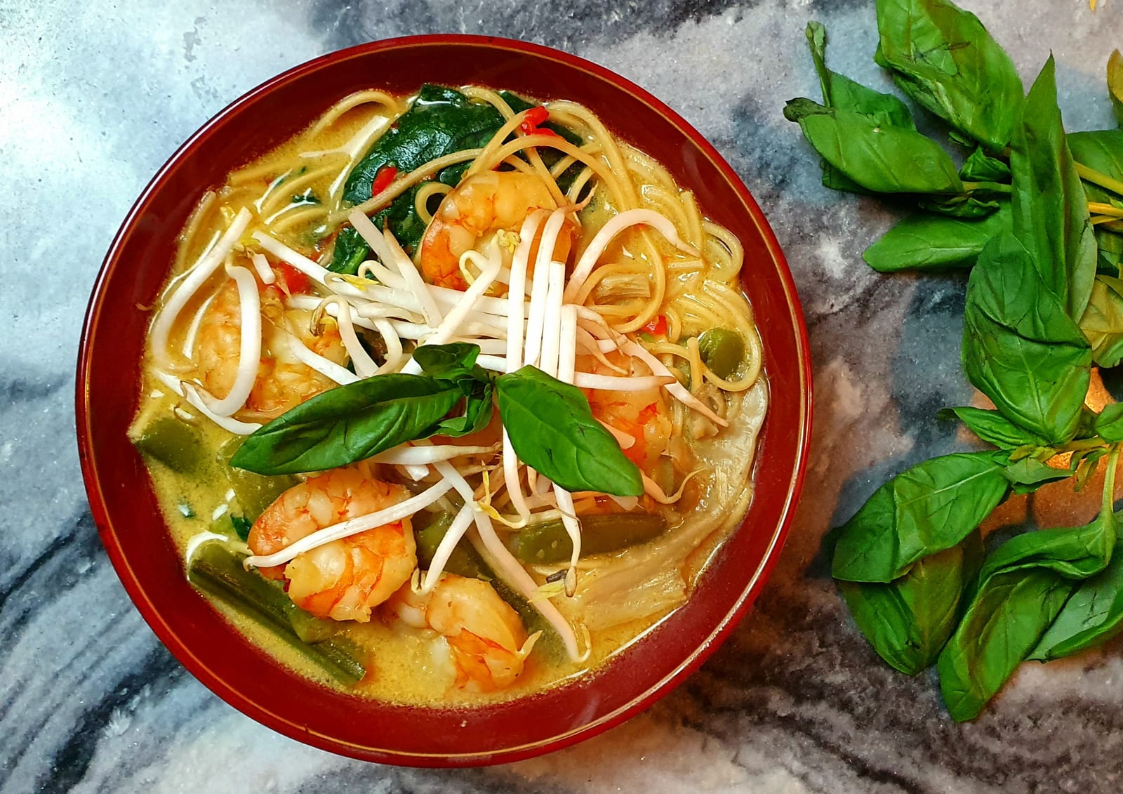 Rode currysoep met ramen
