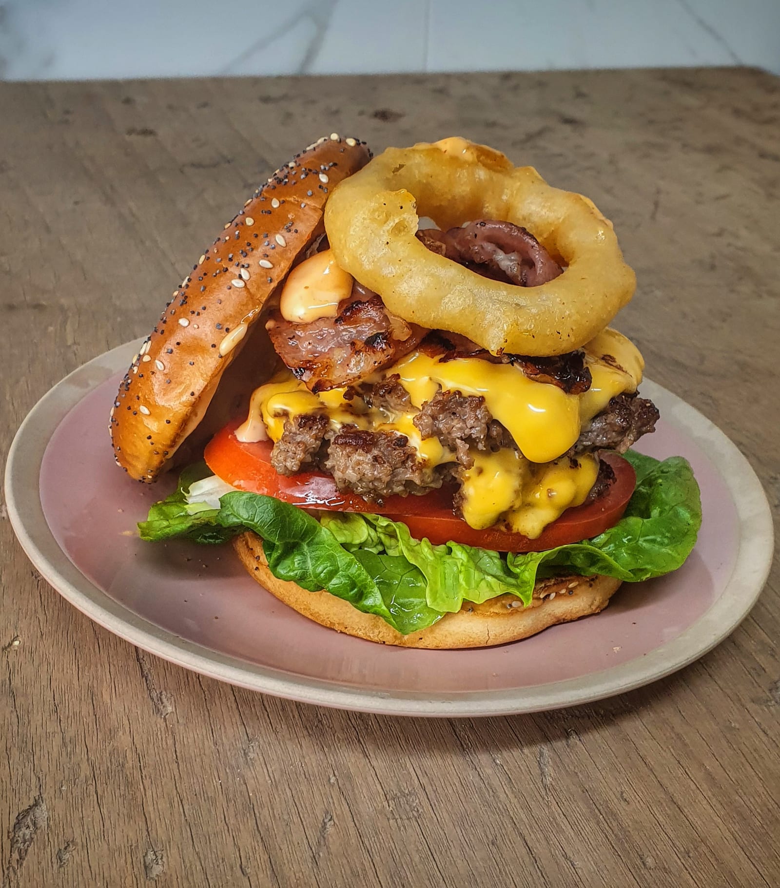 Double cheeseburger met gefrituurde uienringen