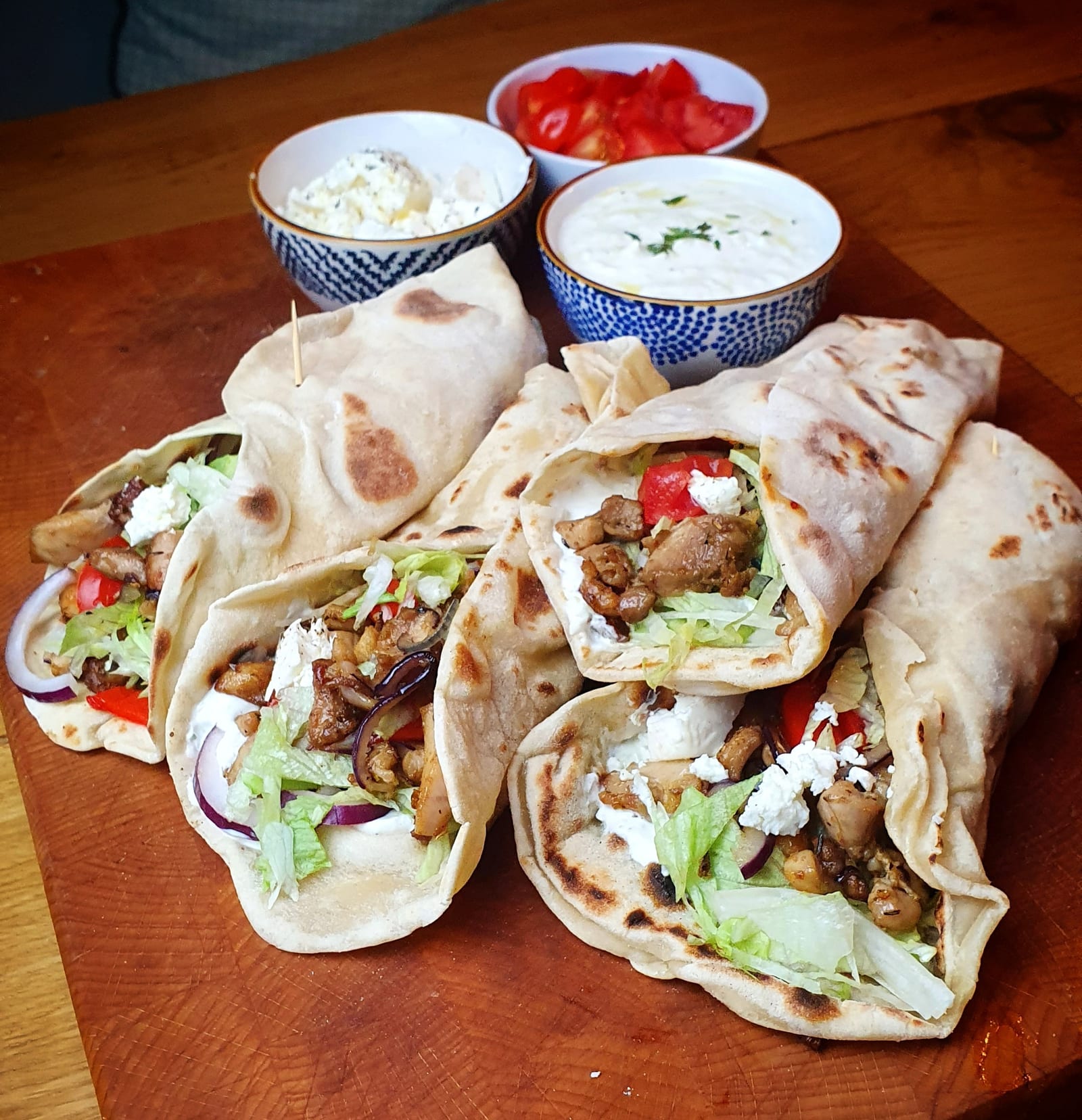 Grieks platbrood met kip, feta en tzatziki