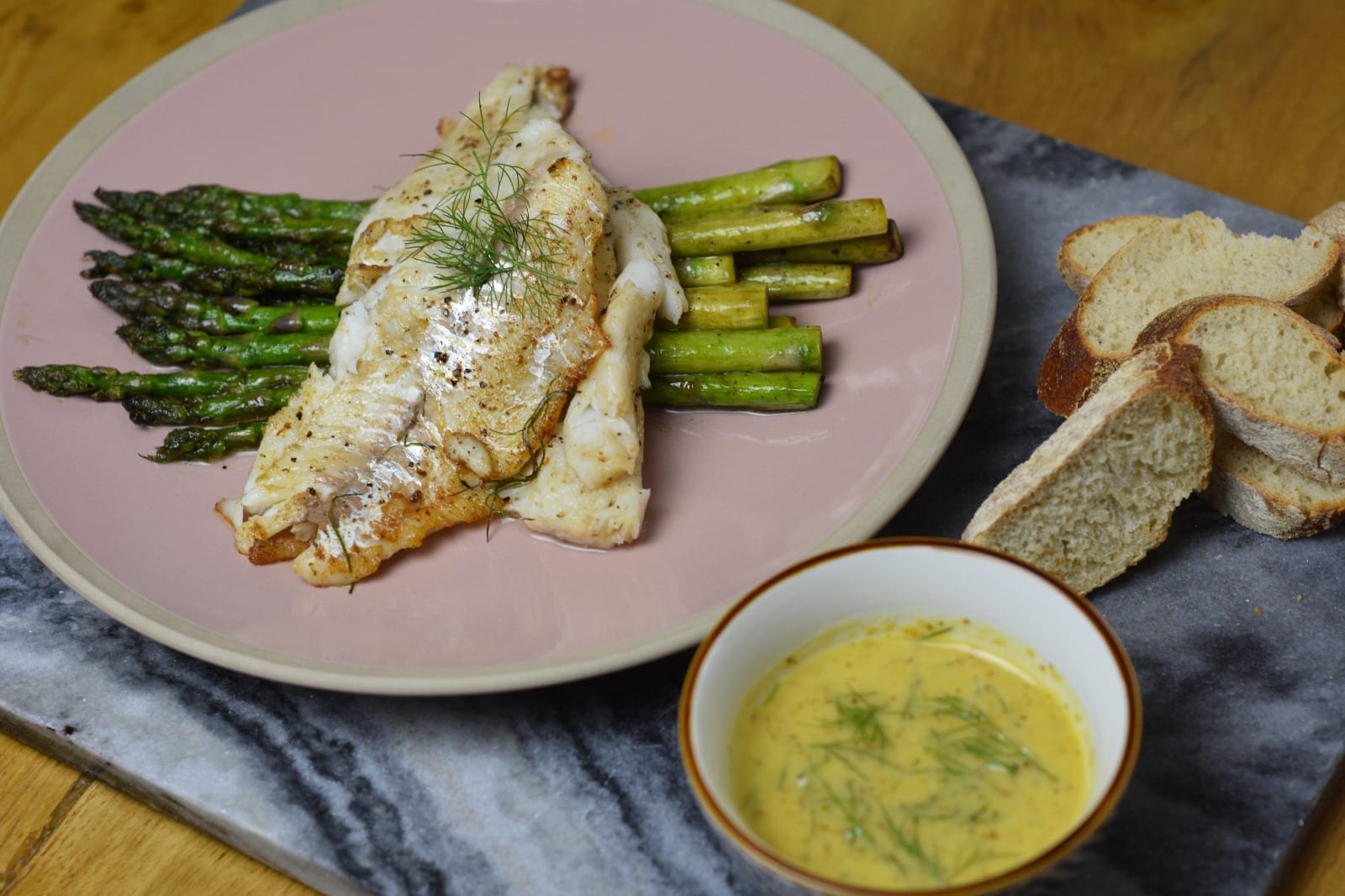 Snoekbaars met gegrilde groene asperges