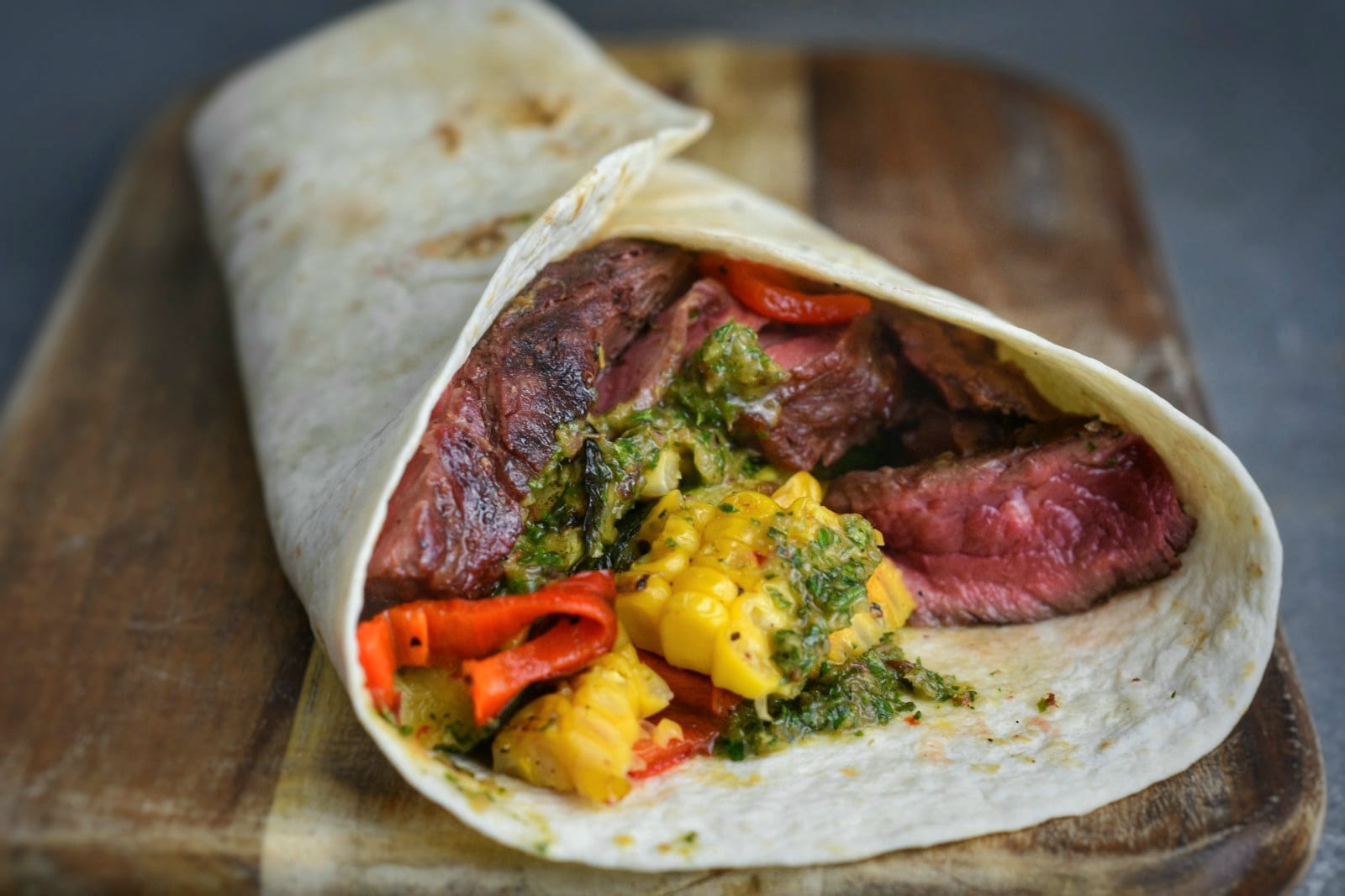 Ribeye van de BBQ in een wrap met chimichurri