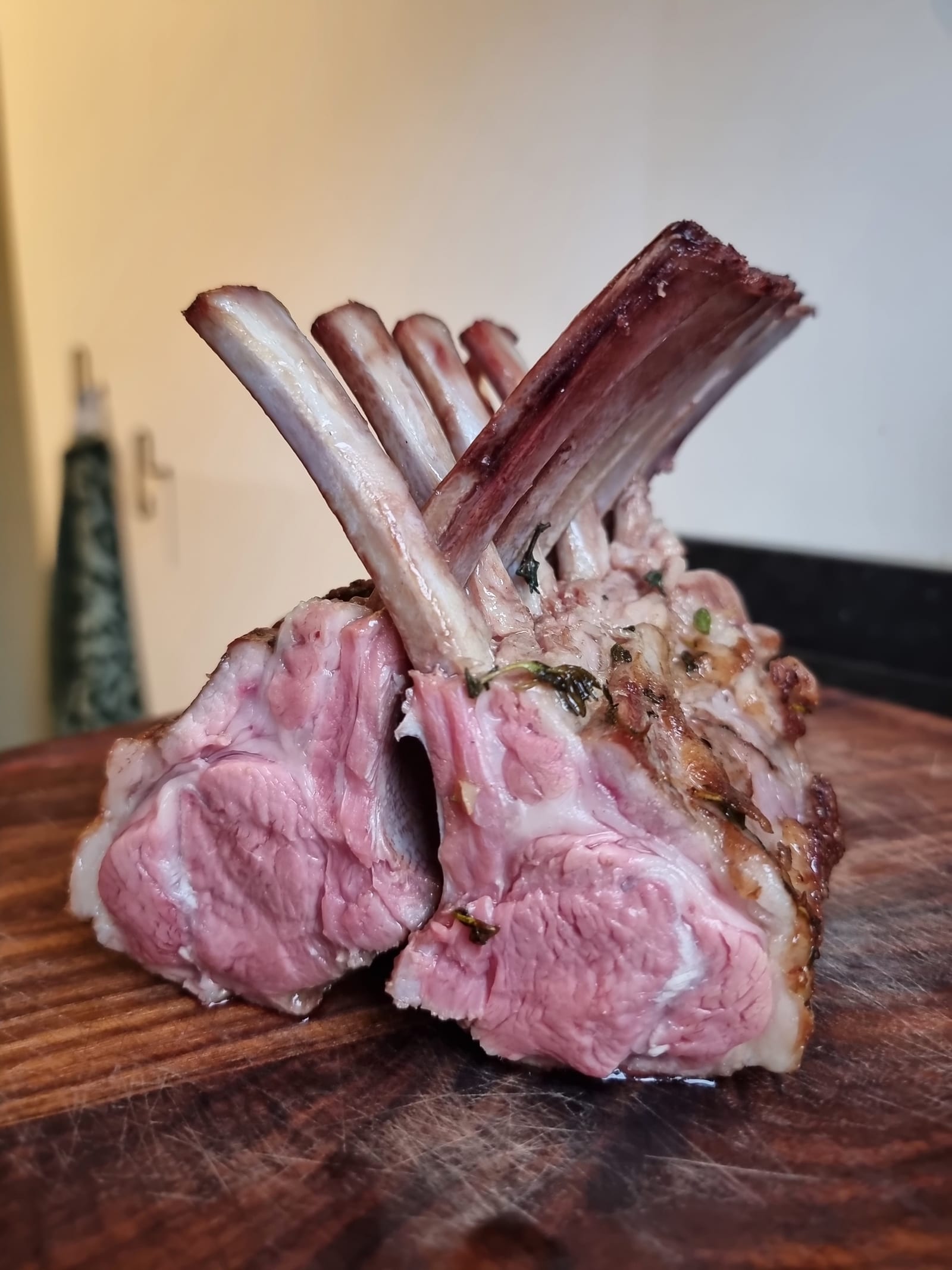 Sous-vide gegaarde lamsrack met rozemarijn en tijm