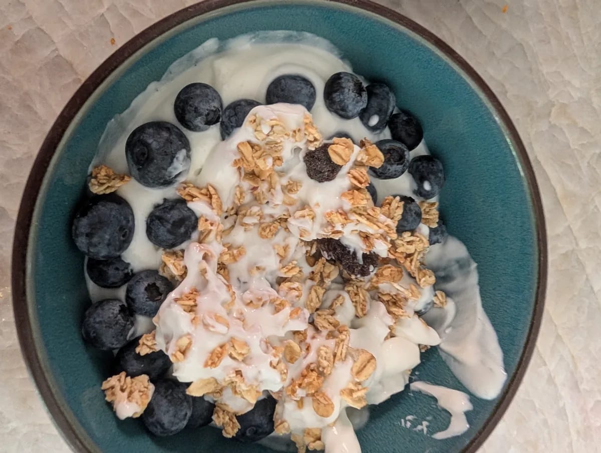 Kwark met blauwe bessen en granola